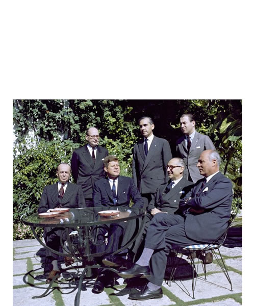 El presidente de Estados Unidos John F. Kennedy con el presidente Arturo Frondizi y otros el 24 de diciembre de 1961, ambos presidentes se reunieron en la casa de C. Michael Paul en Palm Beach, Florida